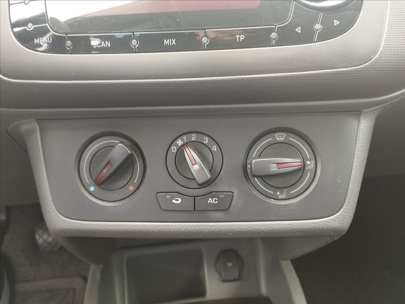 Seat Ibiza 1,4 63KW - fotka 13 z 15