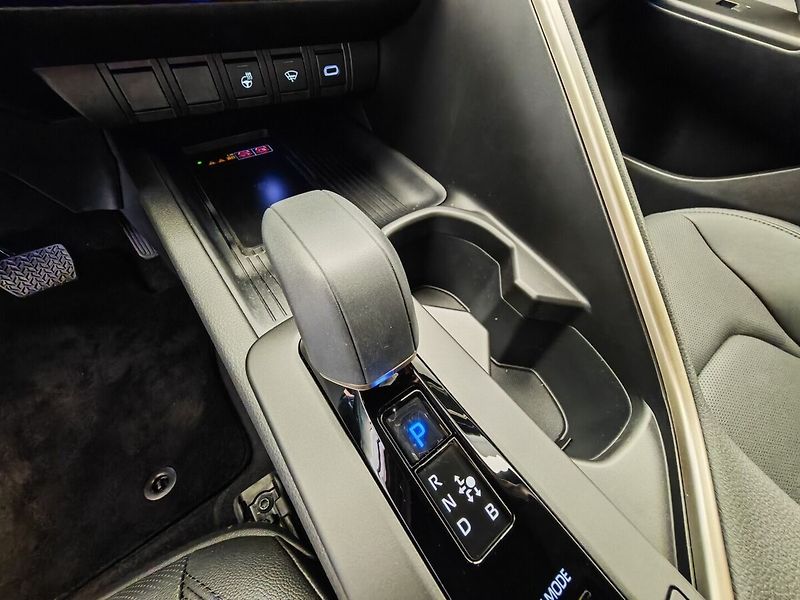 Toyota C-HR 2.0 Plug - in Hybrid ( 220k ) - fotka 33 z 37