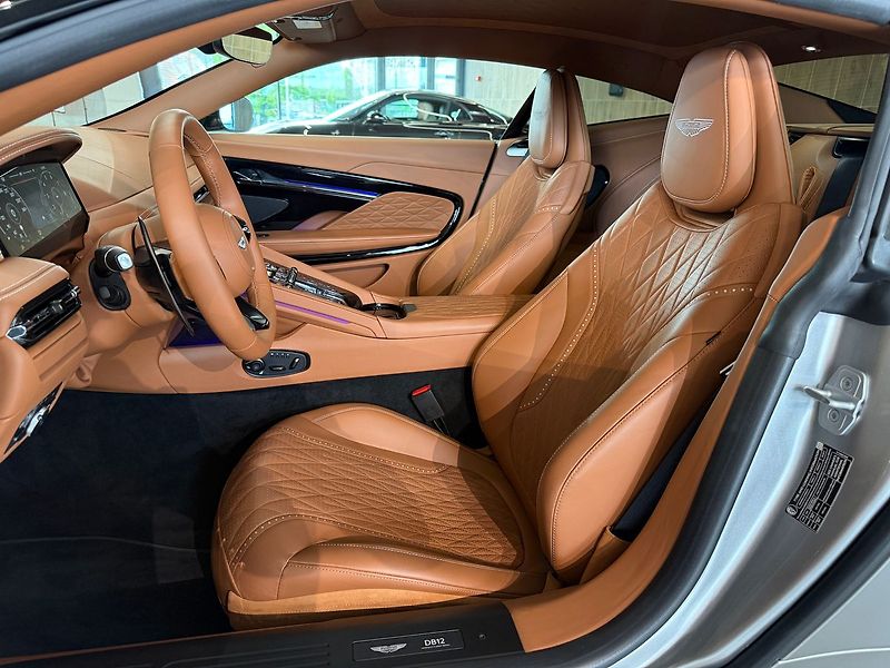 Aston Martin DB12 MY25, V8, 500 kW, Ventilace - fotka 13 z 32