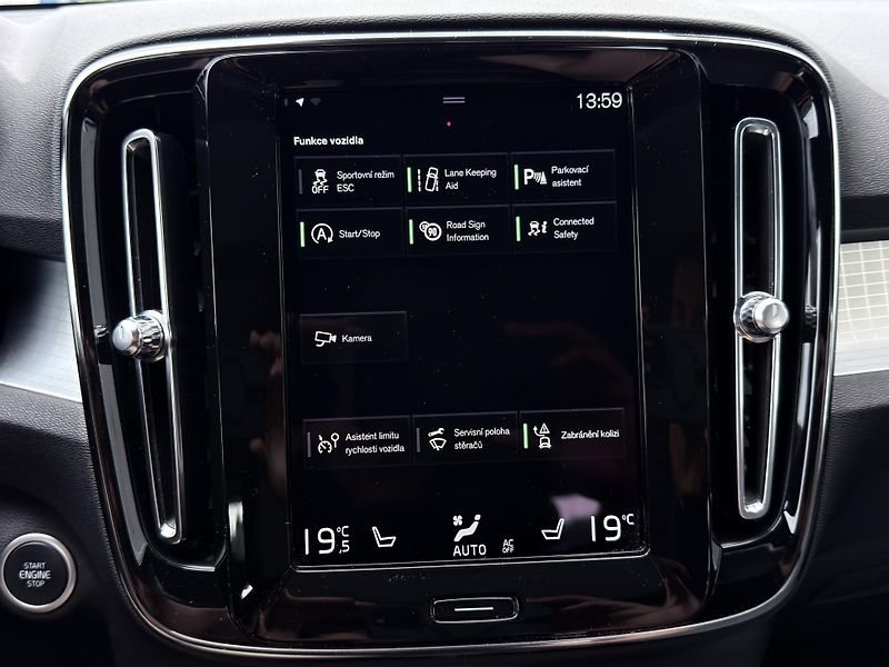 Volvo XC40 T2 FWD // CORE // PANORAMA - fotka 25 z 30