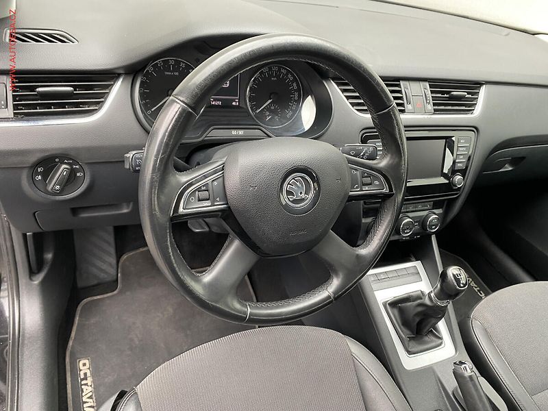 Škoda Octavia (2013) 1.6 TDi, Elegance, xenon - fotka 12 z 17