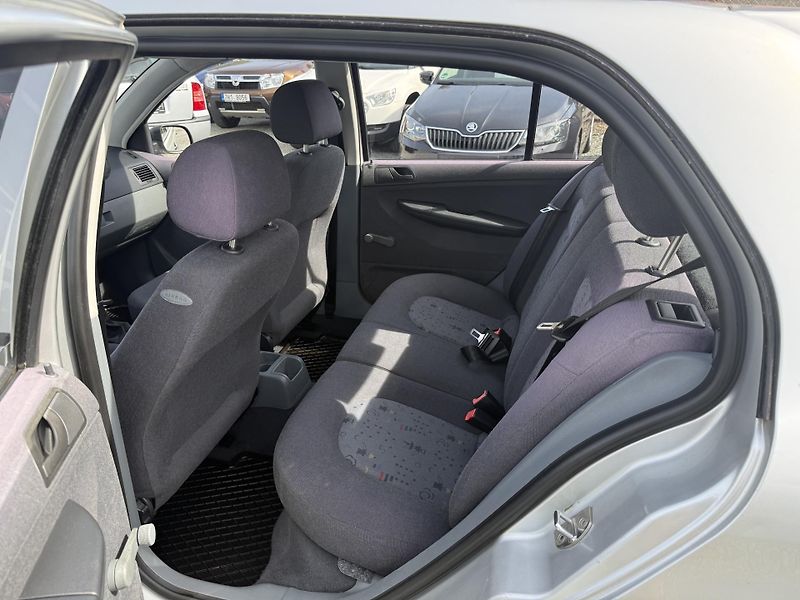 Škoda Fabia 1.4 MPI KLIMA - fotka 9 z 13