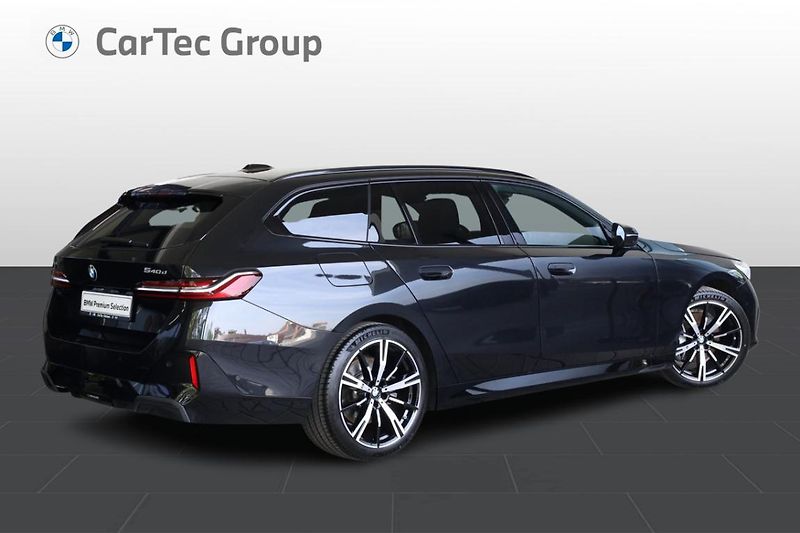 BMW Řada 5 540d xDrive Touring - fotka 6 z 35
