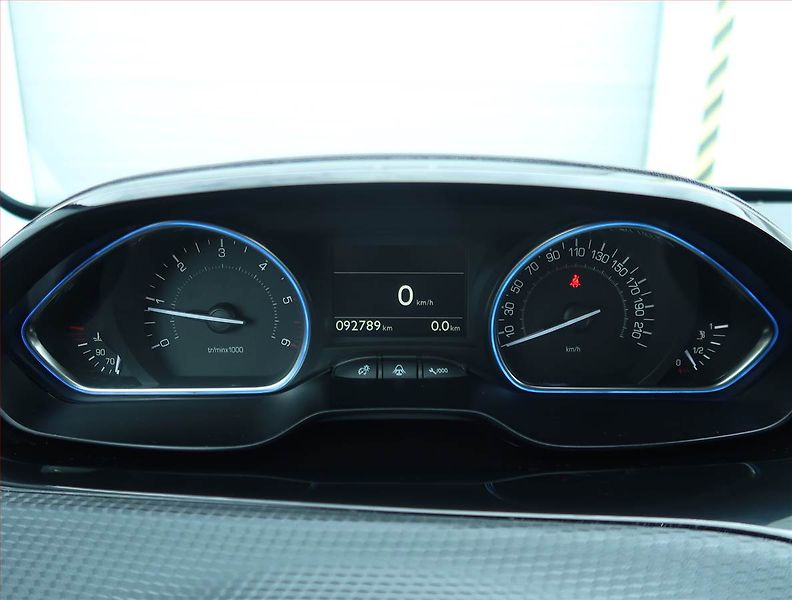 Peugeot 2008 (2016) 1.6 BlueHDi, Serv.kniha - fotka 11 z 20