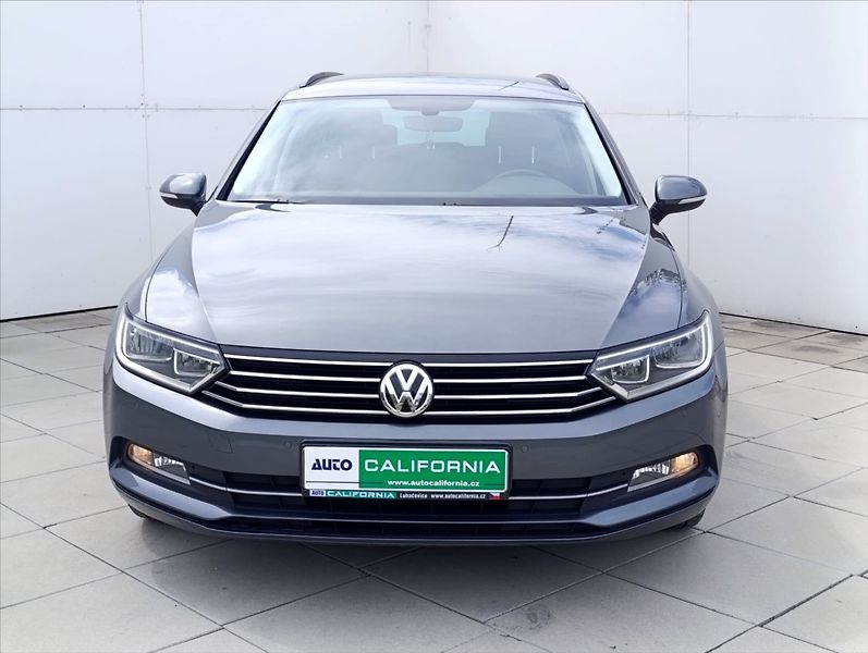 Volkswagen Passat 1,6 TDi Aut.klima Navi Kamera - fotka 3 z 34