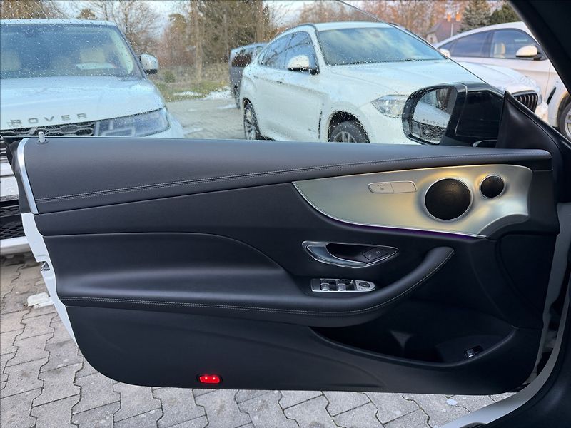 Mercedes-Benz Třídy E 220d 4Matic AMG - fotka 23 z 29