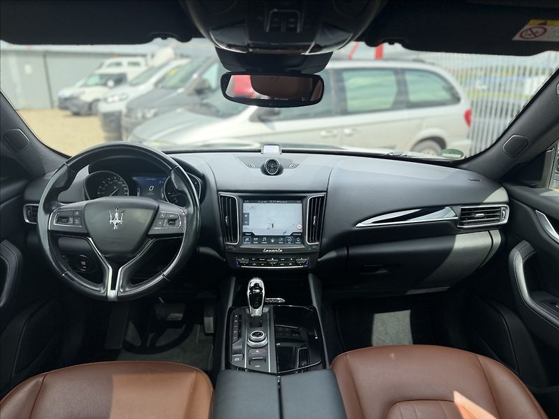Maserati Levante 3,0 Q4 A/T 202kW - fotka 23 z 31
