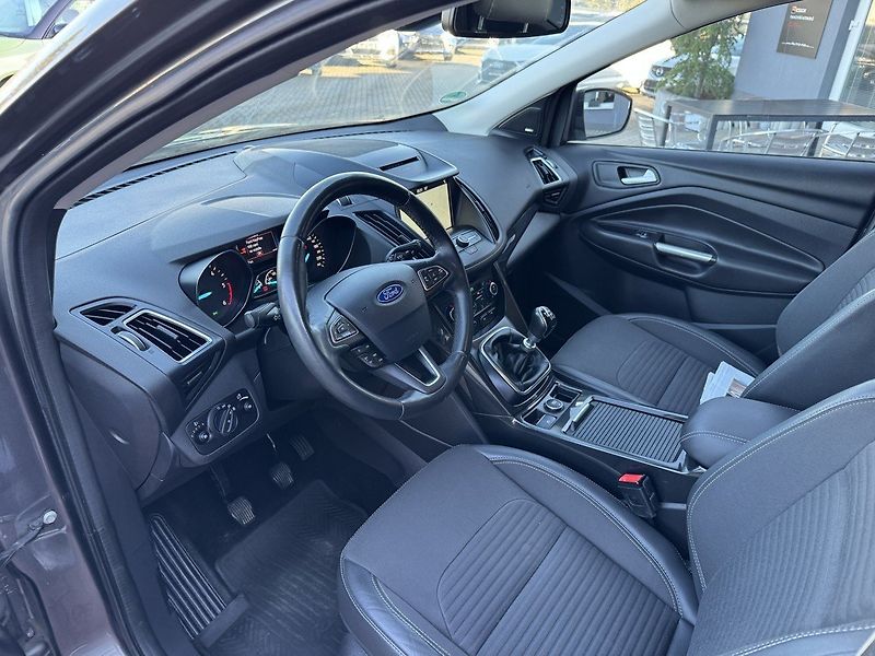 Ford Kuga (2017) 2.0TDCi AWD Xenony Kamera - fotka 23 z 49