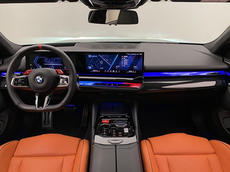 BMW M5 TOURING G99 B&W AWD 1.maj. - fotka 2 z 45