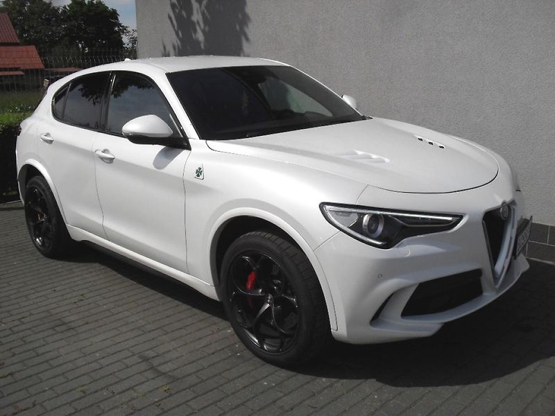 Alfa Romeo Stelvio 2,9 Bi-Turbo V6 Quadrifoglio - fotka 7 z 32