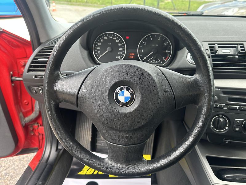 BMW Řada 1 (2006) BMW 116 2006 - fotka 11 z 16