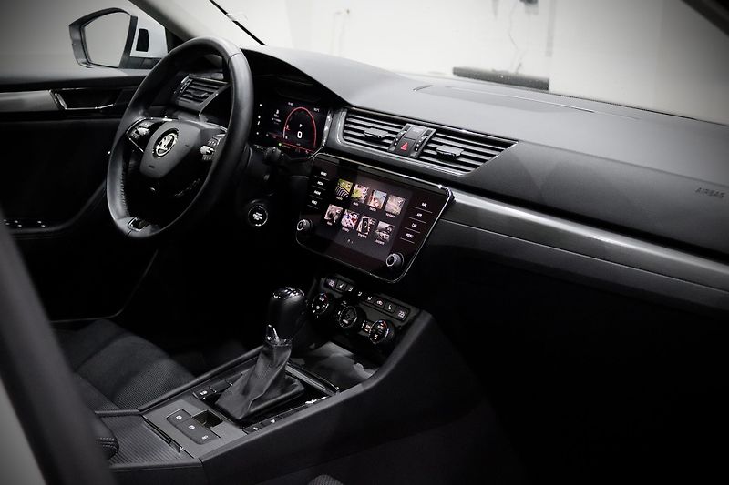 Škoda Superb 3 FL Combi 2.0 TDI 110 kW DSG - fotka 14 z 48