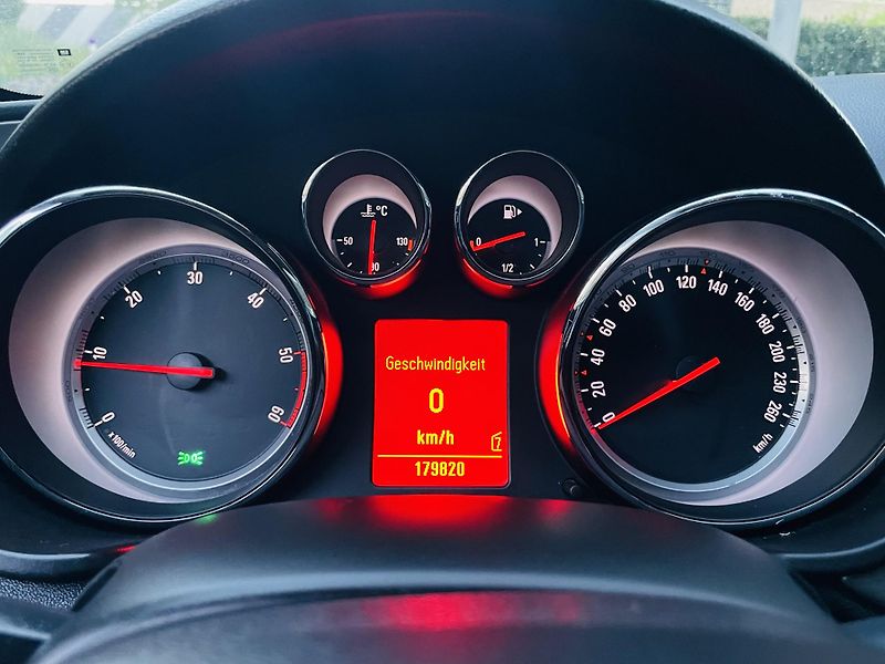 Opel Insignia 2.0CDTi MANUÁL TAŽNÉ SENZORY - fotka 34 z 36
