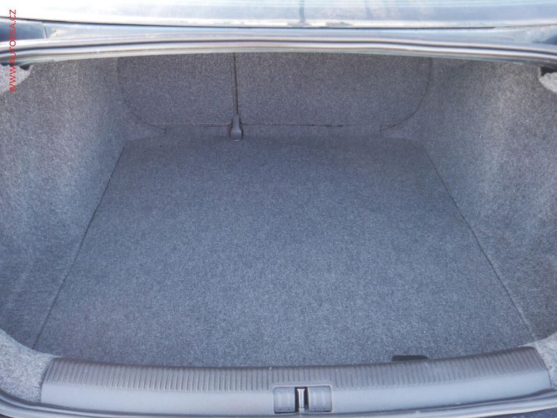 Volkswagen Jetta (2007) 1.6i, ČR, autoAC - fotka 7 z 16