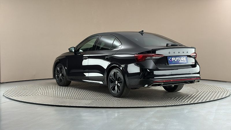 Škoda Octavia 2.0 TDI DSG RS - fotka 2 z 33