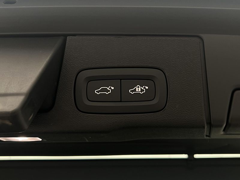 Volvo XC60 T8 AWD ULTRA DARK AUT CZ - fotka 45 z 47
