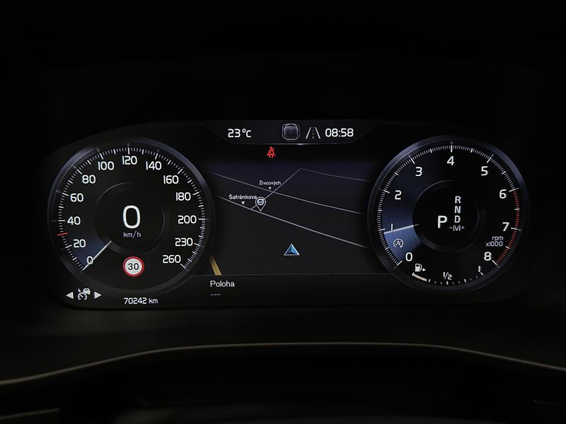 Volvo XC40 T3 MOMENTUM REZERVACE - fotka 30 z 47