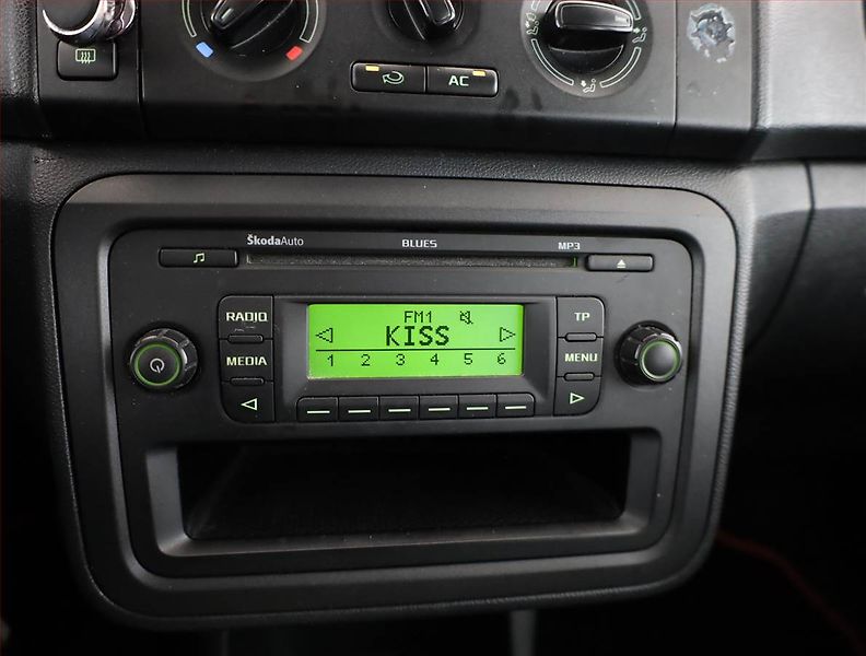 Škoda Fabia (2012) 1.2 12V, Park. senzory - fotka 10 z 12