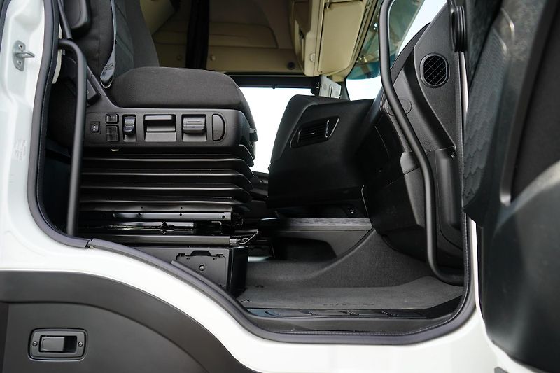 Iveco S-WAY (2023) 420 / E 6 / KONTENER + WINDA / - fotka 44 z 45