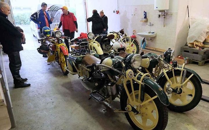 Odjezd pěti motocyklů Čechie-Böhmerland na 27. mezinárodní sraz majitelů do Krásné Lípy.