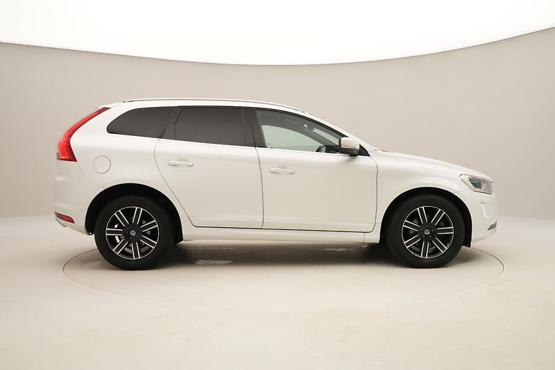 Volvo XC60 D4 AWD MOMENTUM REZERVACE - fotka 13 z 43