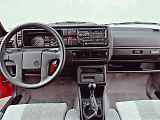 Volkswagen Golf Country - Palubní desku tvořily tmavé plasty a guma. Ve výbavě nechybělo rádio s kazetovým přehrávačem.