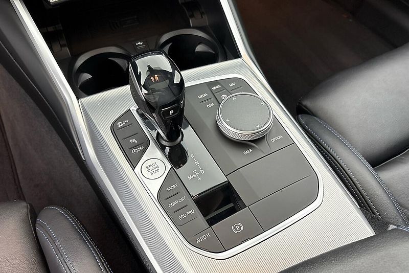 BMW Řada 3 330i xDrive - fotka 24 z 27