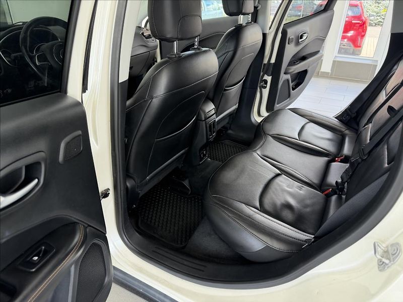 Jeep Compass 2,0 M-Jet 125kW 4x4 DPH Automa - fotka 13 z 34