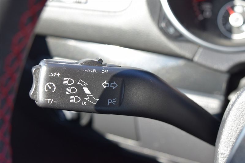 Volkswagen Golf 2,0 GTI 155KW PO SERVISE DSG - fotka 28 z 45