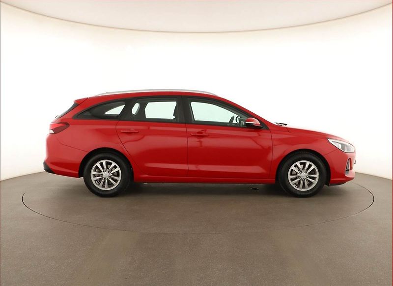 Hyundai i30 (2017) 1.0 T-GDI, Tempomat - fotka 6 z 13
