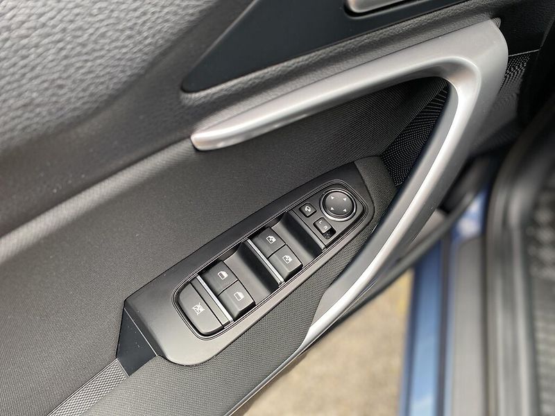 Kia Ceed 1,5 T-GDi 117,5 kW TOP - fotka 11 z 24