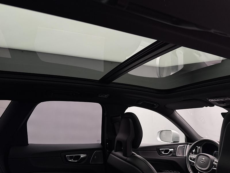 Volvo XC60 T8 AWD RECHARGE R-DESIGN AUT - fotka 28 z 51