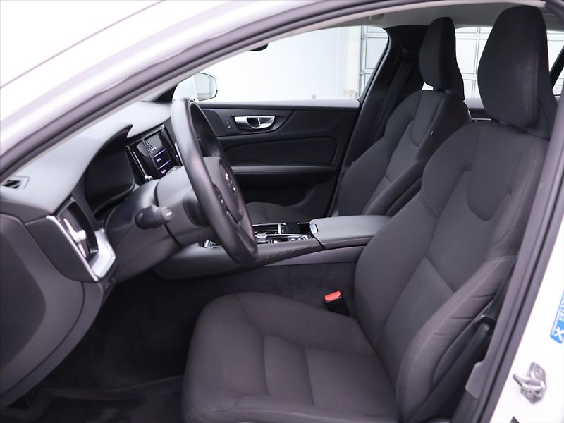 Volvo V60 2,0 B5 AWD Momentum Pro AT DPH - fotka 11 z 29