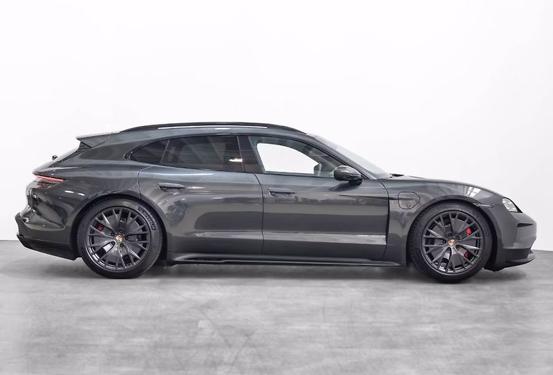 Porsche Taycan GTS Sport Turismo Burm HuD Inn - fotka 3 z 26