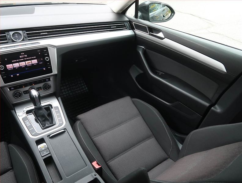 Volkswagen Passat (2017) 2.0 TDI, Automat, Serv.kniha - fotka 8 z 19