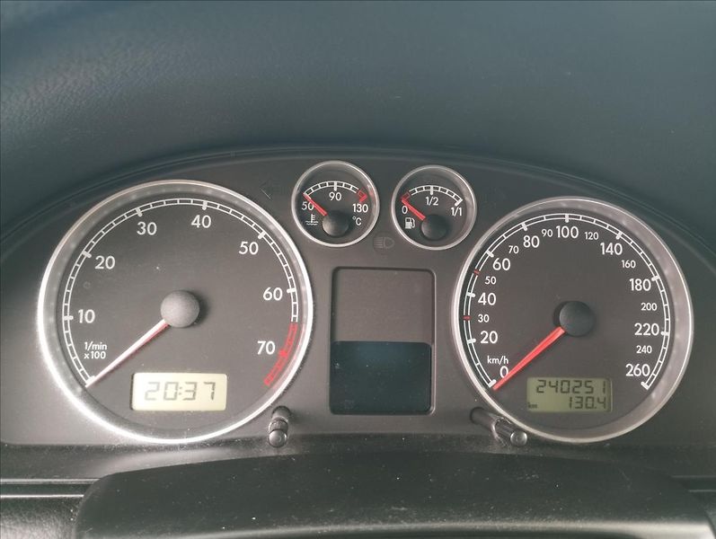 Volkswagen Passat 2,0 85KW - fotka 16 z 20