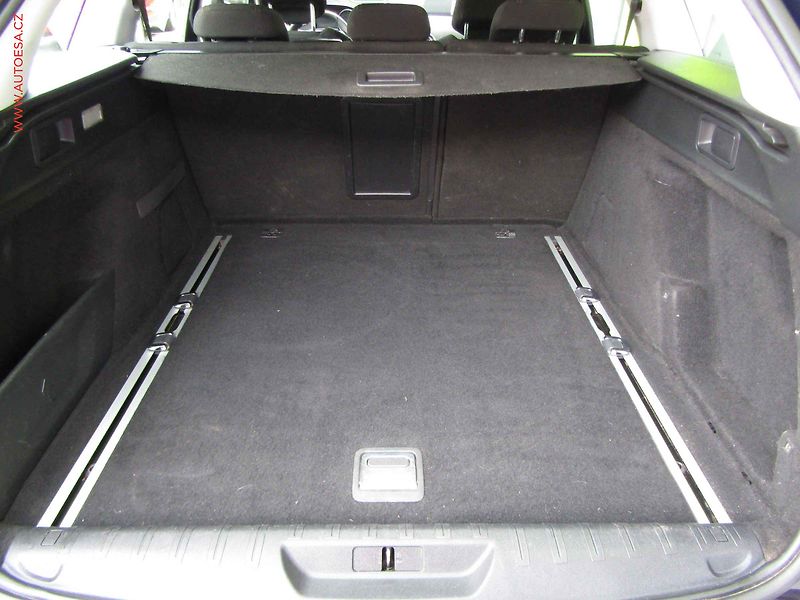 Peugeot 308 (2015) 2.0 HDi, servis.kniha, LED - fotka 7 z 19
