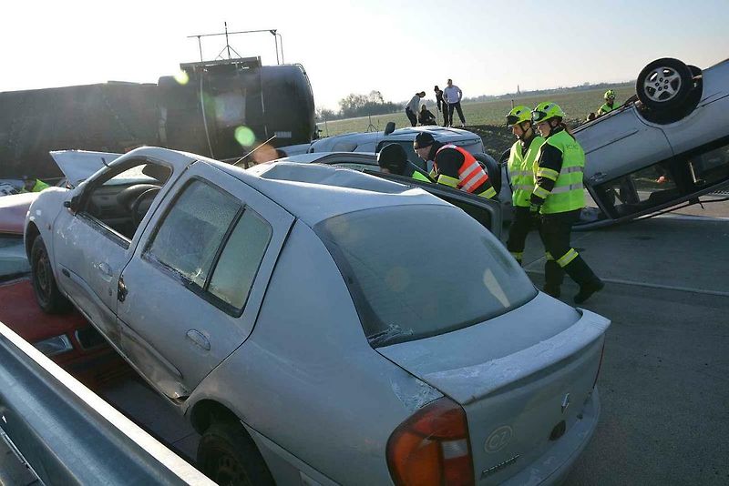 Cvičení, které mělo prověřit všechny složky Integrovaného záchranného systému při hromadné nehodě, se konalo ve středu dopoledne na nově postavené D1 u Přerova.