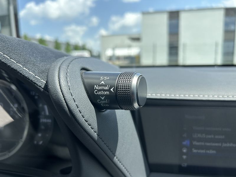 Lexus LC 500 Sport+ 5.0 V8 - fotka 24 z 34