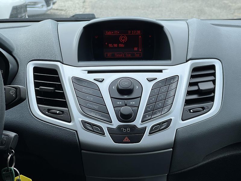 Ford Fiesta 1.25i  ZÁMEK Ř.P. PŮVOD ČR - fotka 16 z 37
