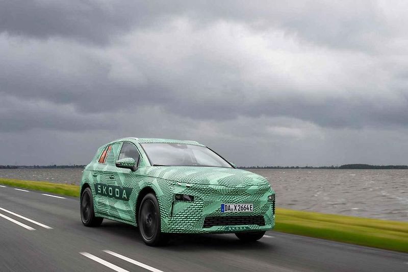 Škoda Elroq při testovacích jízdách s kamuflovanými kusy