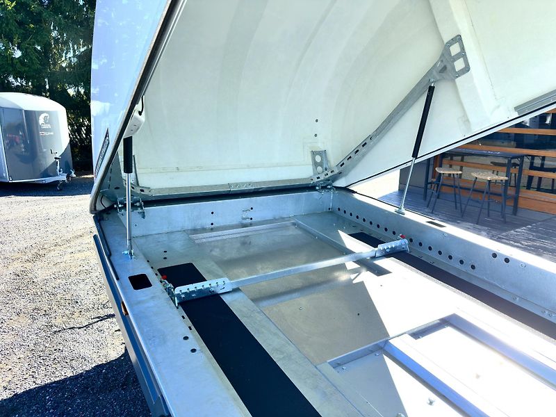 Brian James (2026) Race Shuttle, 470x190x160 cm   - fotka 20 z 30