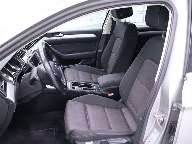 Volkswagen Passat 1,6 TDI Comfortline LED - fotka 11 z 32