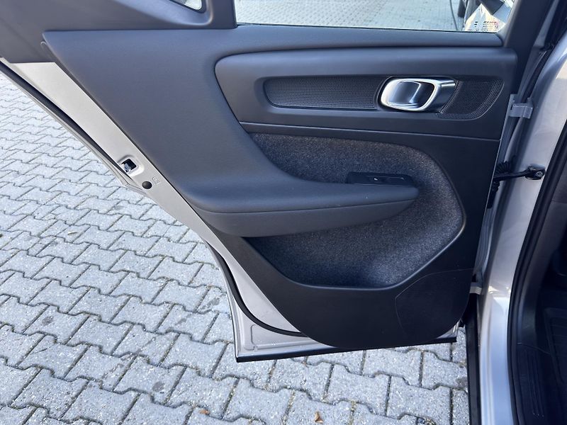 Volvo XC40 B3 FWD // 1. maj // ČR + kola - fotka 18 z 36