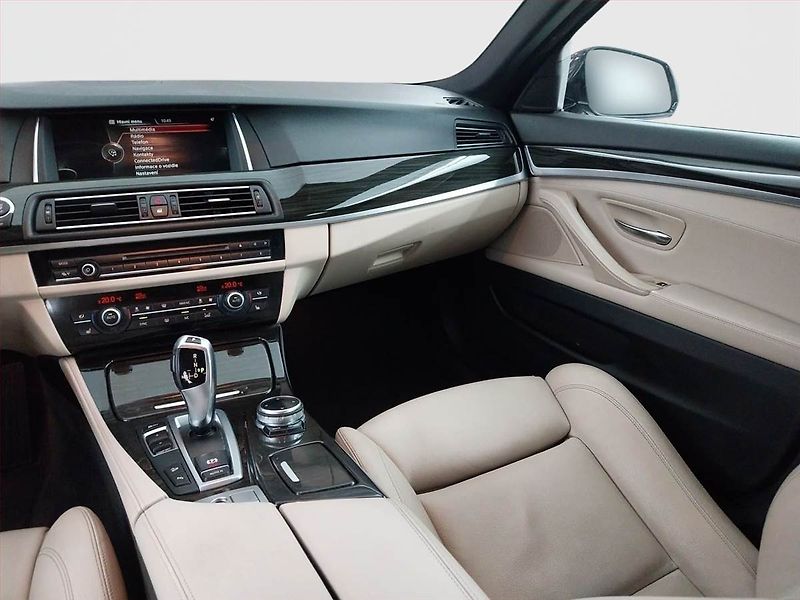 BMW Řada 5 (2015) Luxury Line 518d, Automat - fotka 8 z 23