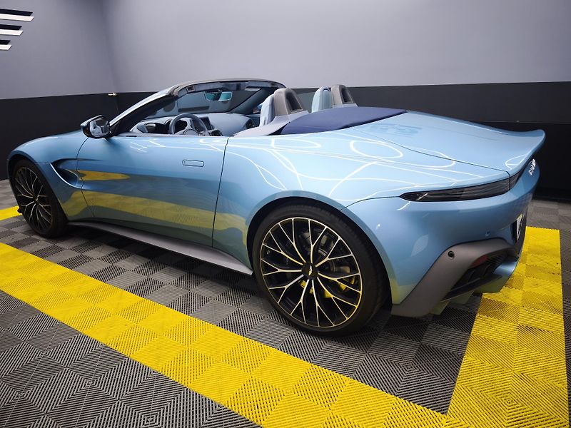Aston Martin V8 Vantage (2022) - fotka 25 z 33