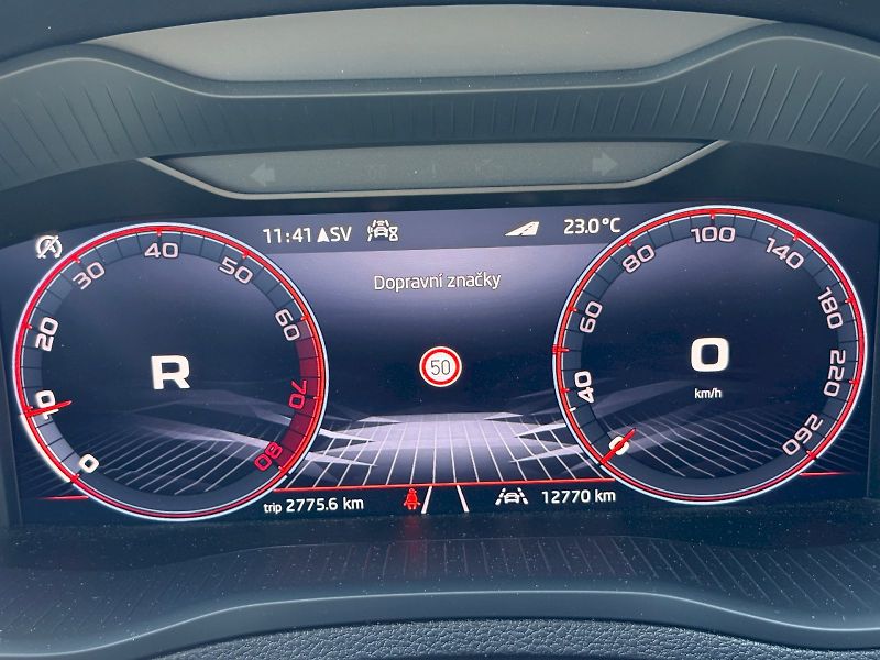 Škoda Karoq (2025) DSG 1.5 TSI / 110 kW / SPORTLI - fotka 17 z 33