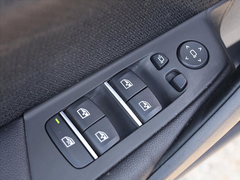 BMW Řada 5 2,0 525d 170kW Aut. Navi LED - fotka 15 z 35
