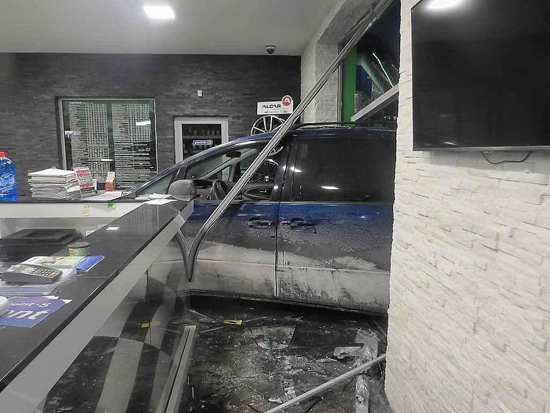 Auto vjelo do prodejny.
