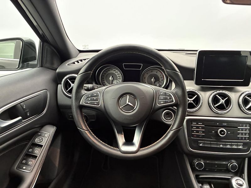 Mercedes-Benz GLA 1,6 180 90kW Xenon Navi - fotka 15 z 24